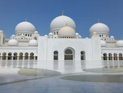 Sheikh Zayed Grand Mosque & BAPS Hindu Temple: Tour from Dubai